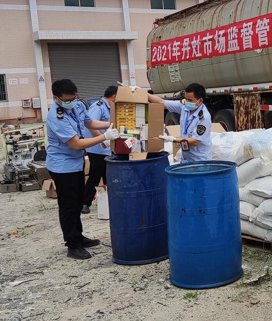 產(chǎn)品銷毀|強(qiáng)監(jiān)管嚴(yán)執(zhí)法！丹灶集中銷毀3000多件罰沒(méi)物品